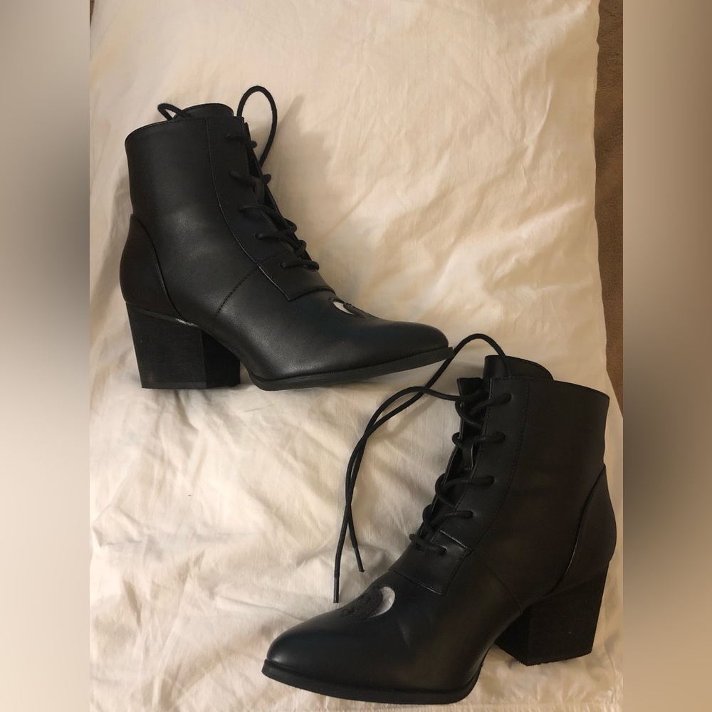 Black YRU Aura boots